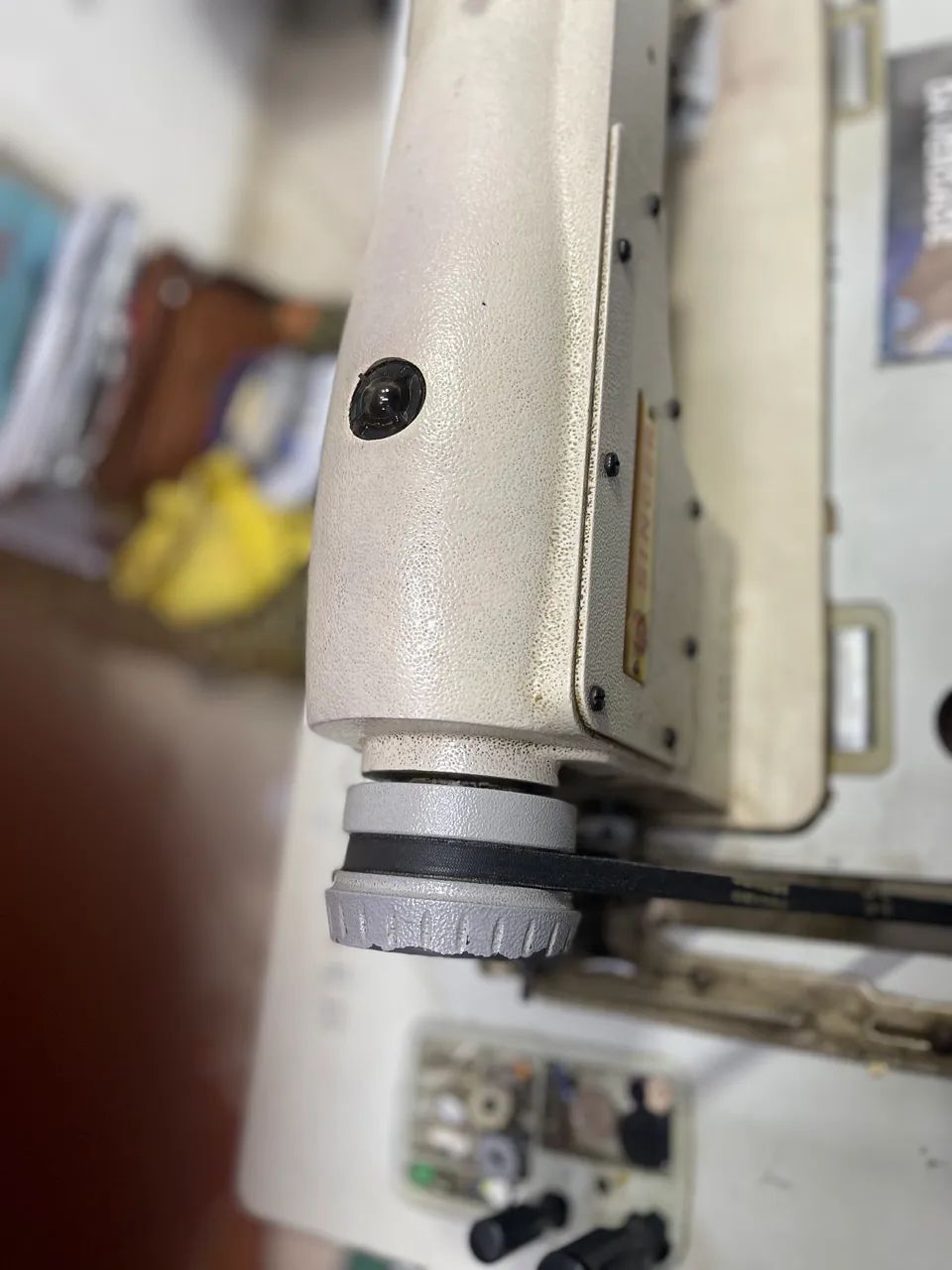 Vendo máquina industrial Singer - Foto 2