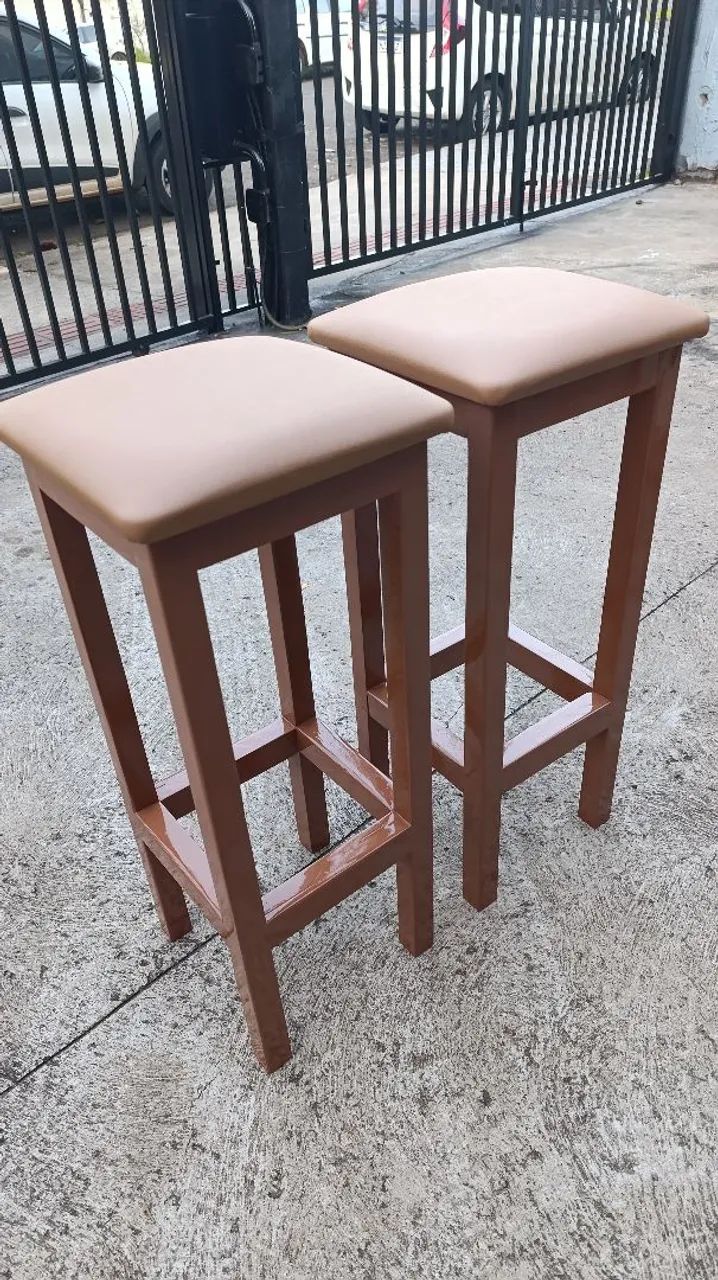 Banquetas novasde madeira.