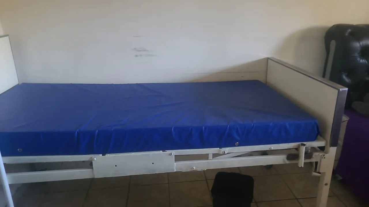 Colchão hospitalar e suporte de soro - Foto 2