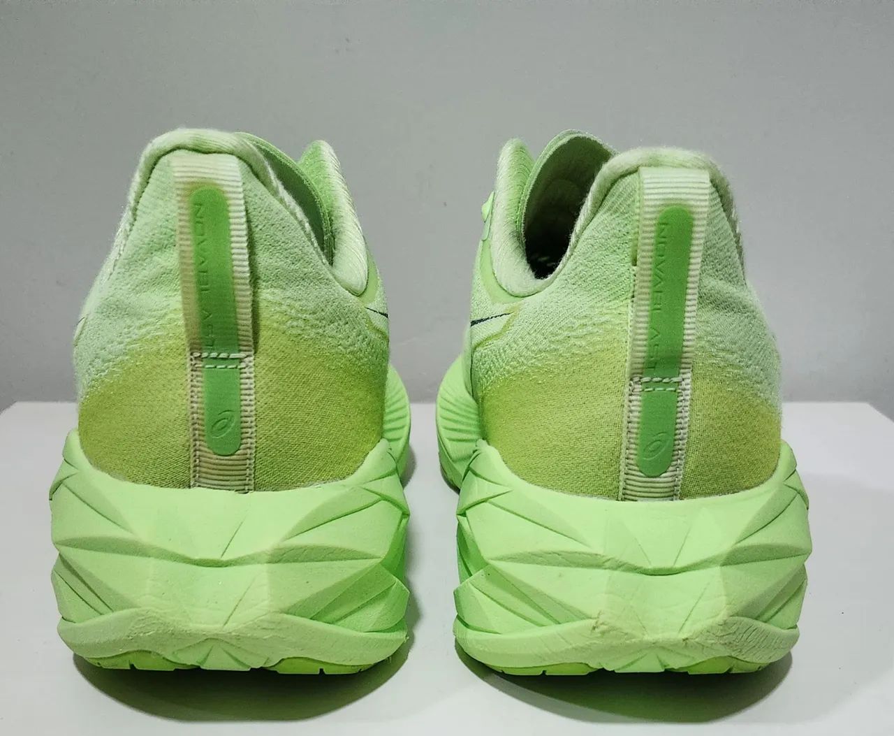 Tênis Asics Novablast 3 - Tamanho 42 - Original - Verde Neon