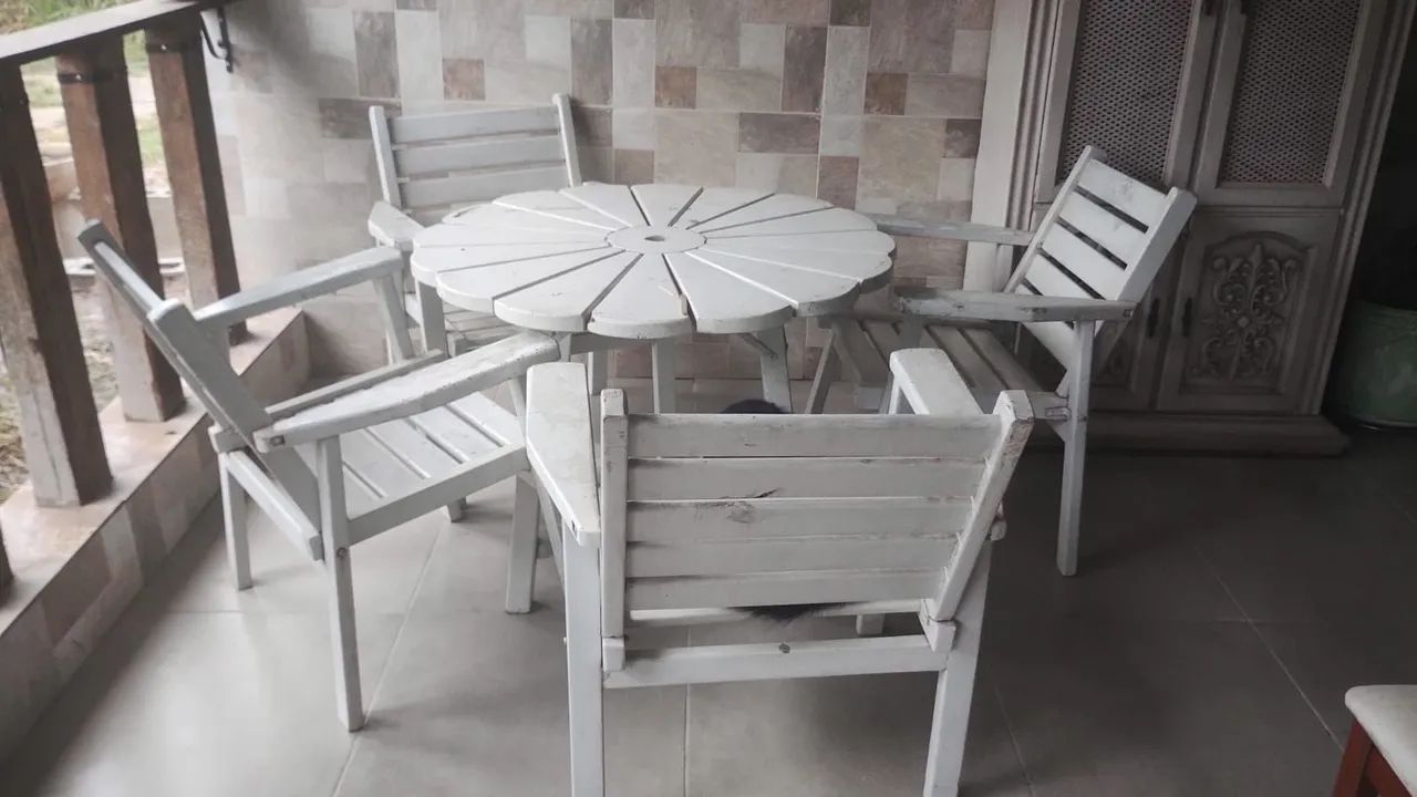 Mesa com 4 cadeiras maciça 