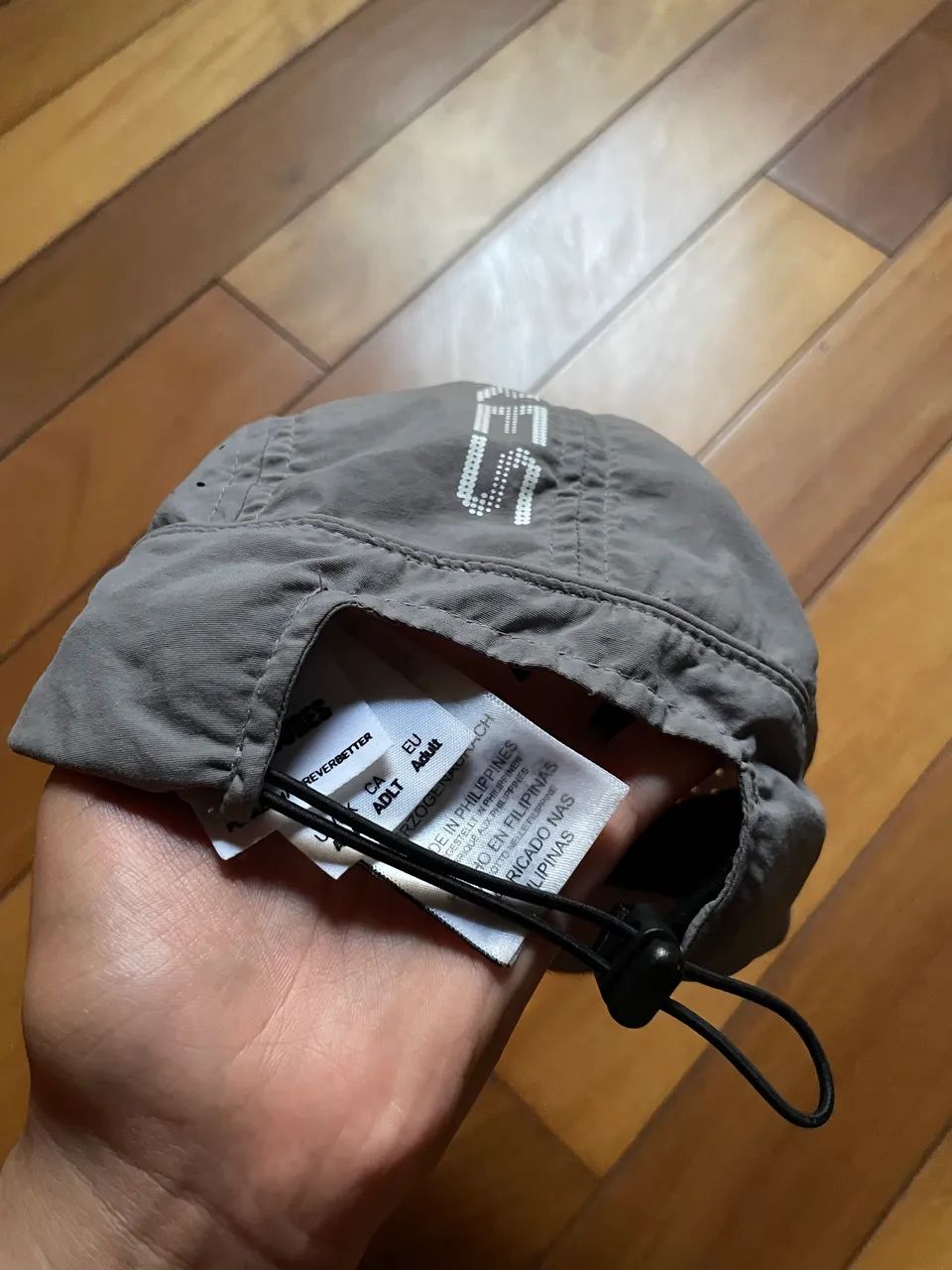 Boné Puma x Pleasures 5 Panel Cinza  - Foto 3