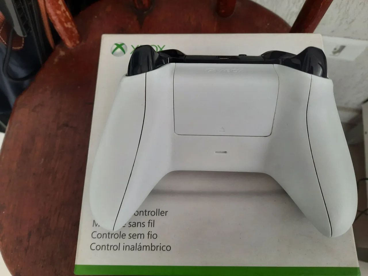Controle de Xbox One branco na caixa  - Foto 2