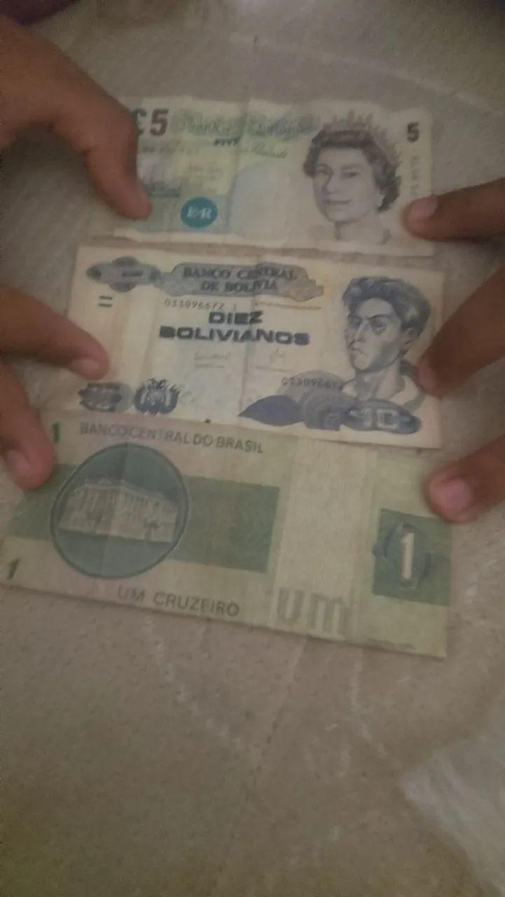Algumas cédulas antigas e de outro país