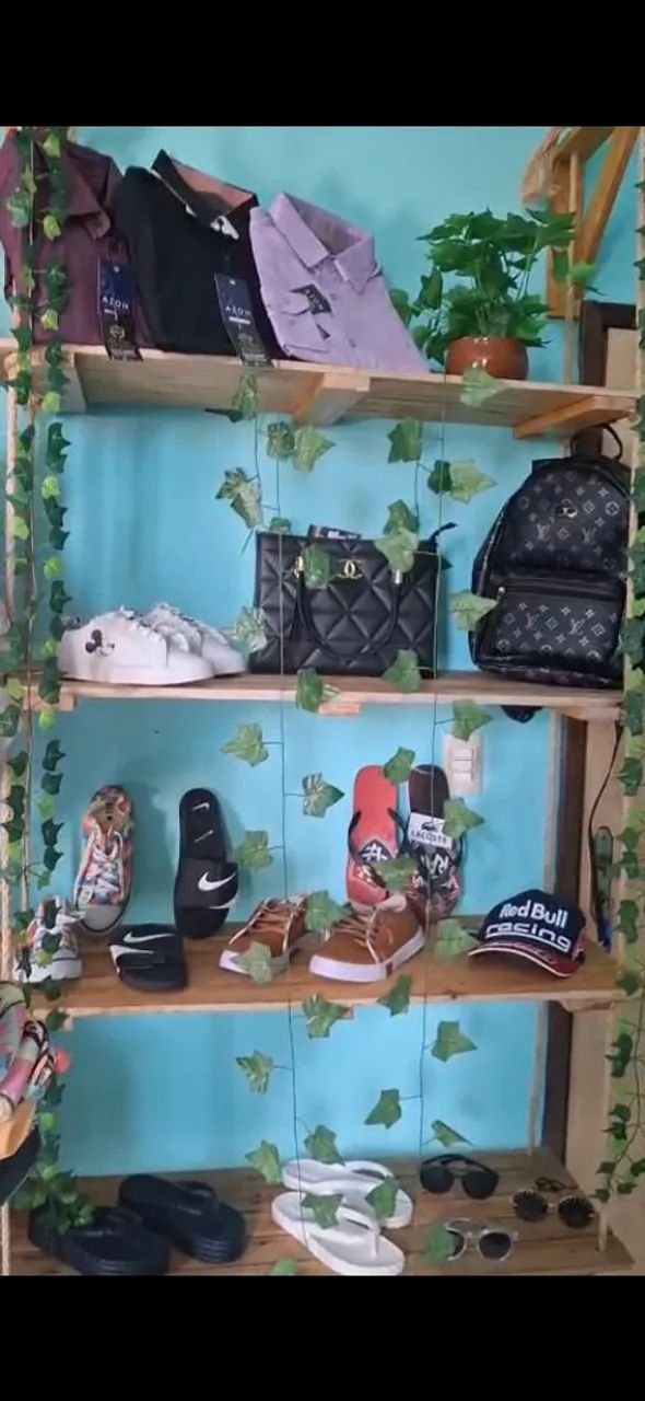 Estante de madeira com cordas nas laterais 