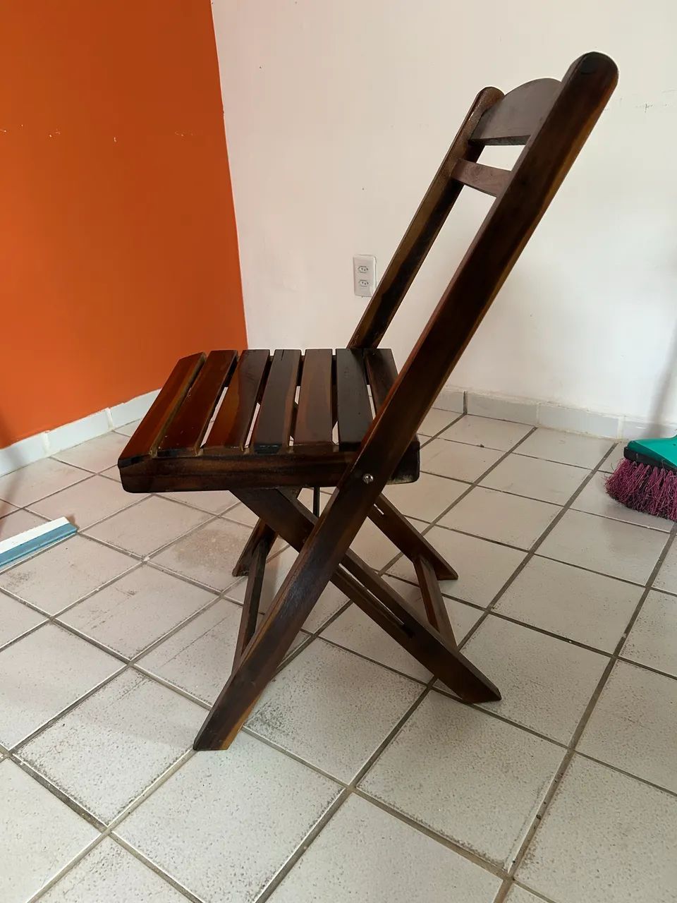 Mesa de Madeira dobrável com Cadeiras  - Foto 2