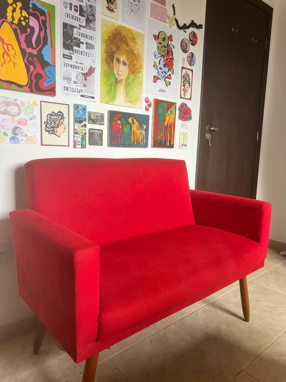 Sofá namoradeira vermelho com pés de madeira eucalipto 