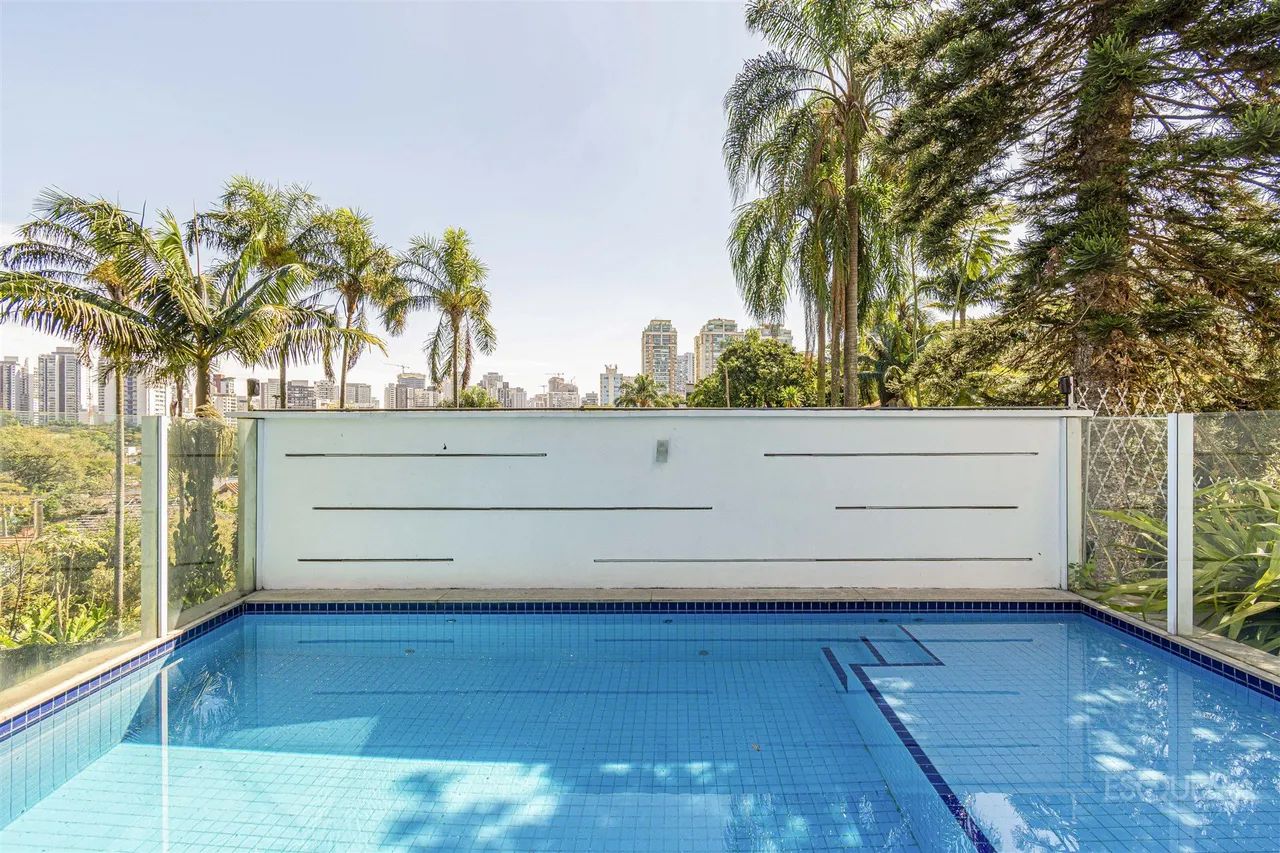 Casa em condomínio com piscina e terraço panorâmico