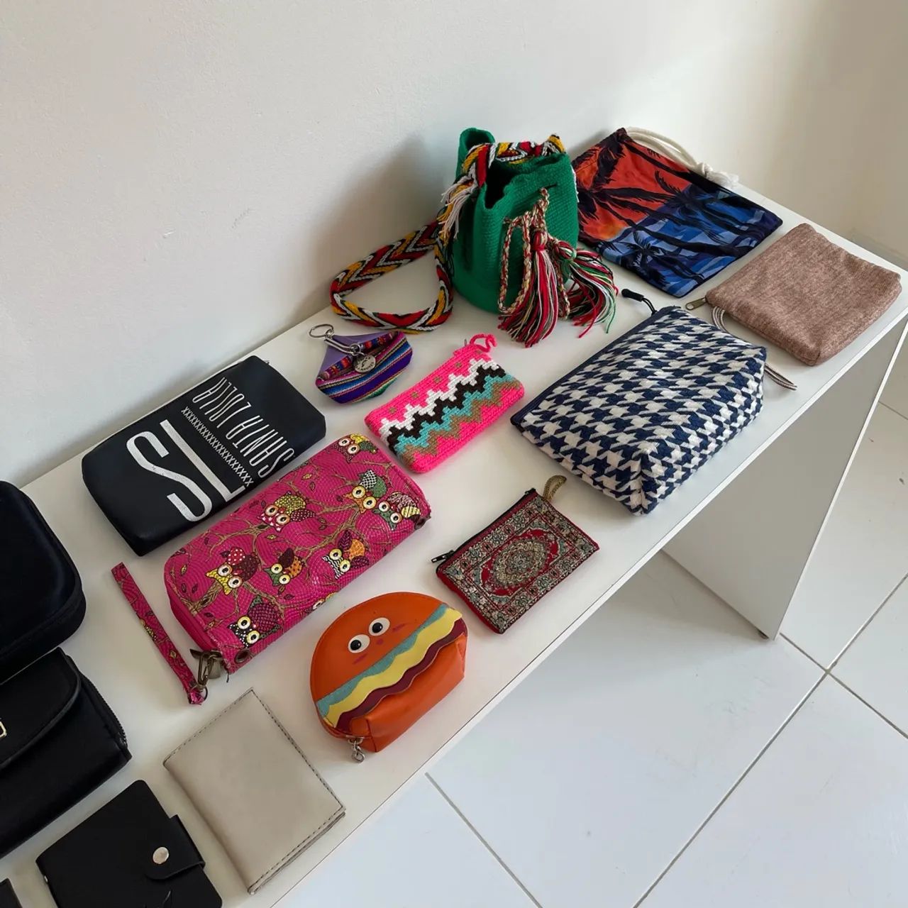 Lote 15 bolsas, necessaires e carteiras variadas - Foto 4