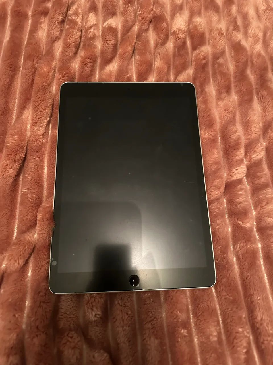 Vendo IPad 9º geração com 64g de armazenamento + capinha com teclado e mousepad de brinde