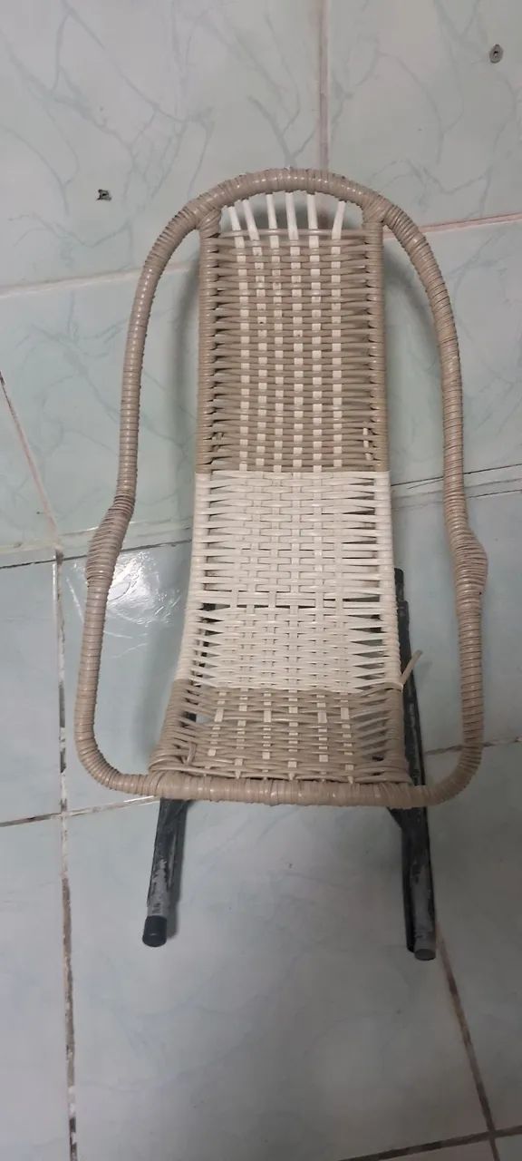 Vendo uma cadeira de balanço pequena 