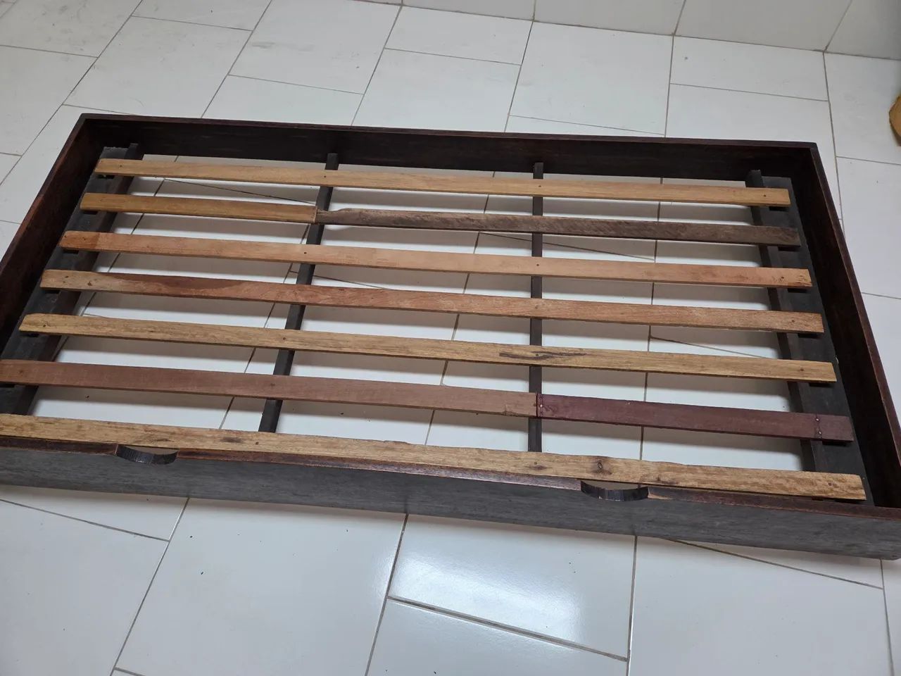 Cama auxiliar de colocar embaixo de outras camas - madeira - Foto 2