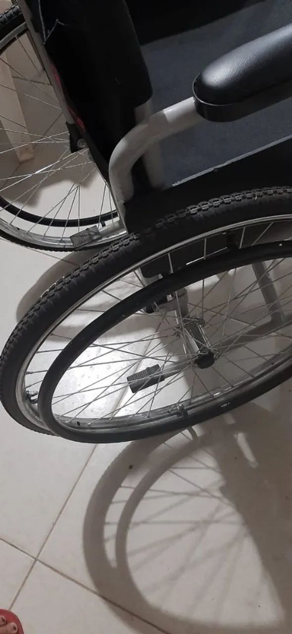 Cadeira de rodas semi nova  - Foto 2