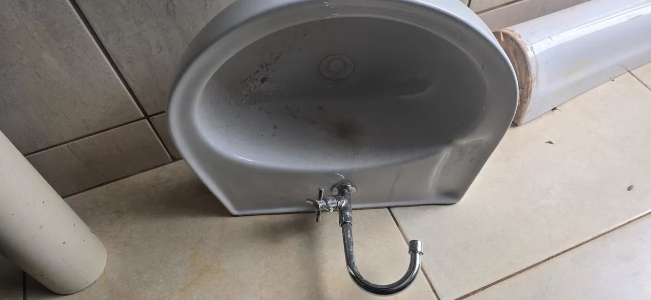 Lavatorio com torneira e coluna e tanque com coluna