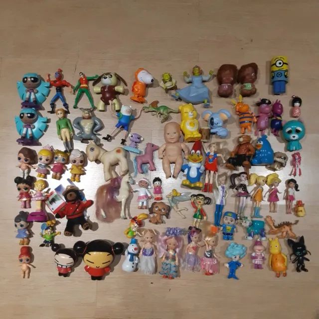 Lote de dezenas de brinquedos
