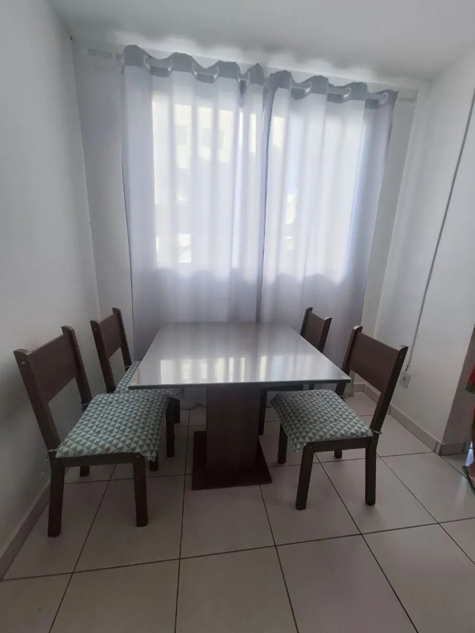 Mesa com tampo de vidro 4 cadeiras 