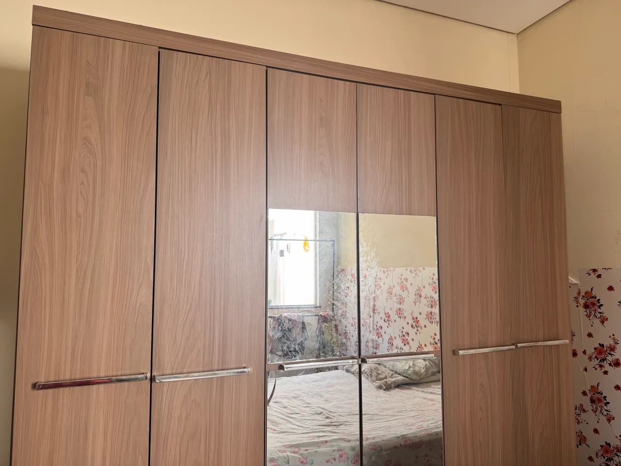 Vendo Guarda-roupa espaçoso com 6 portas,  R$ 700  Aceito proposta.  - Foto 4