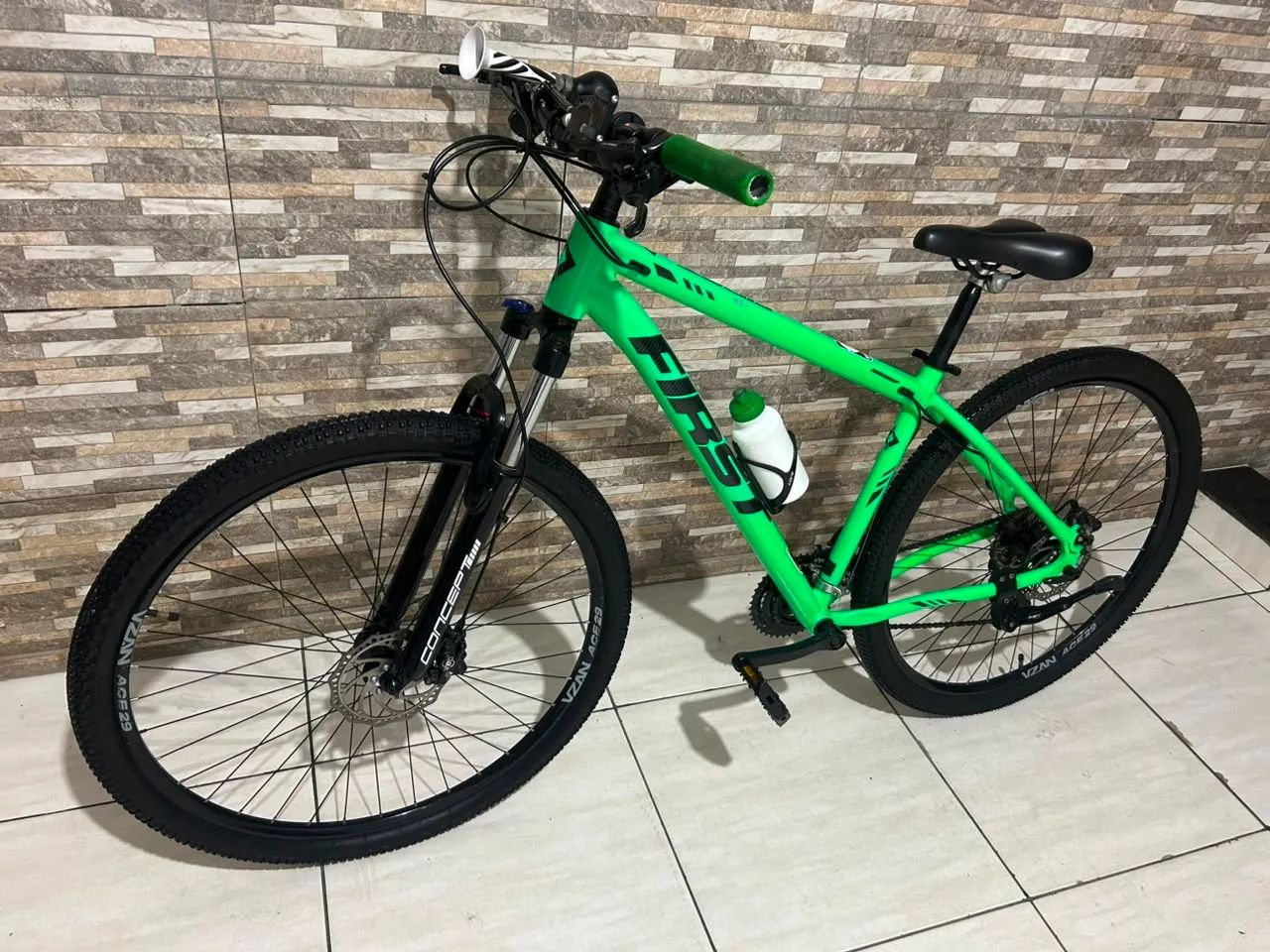 Bicicleta mountain bike first aro 20
