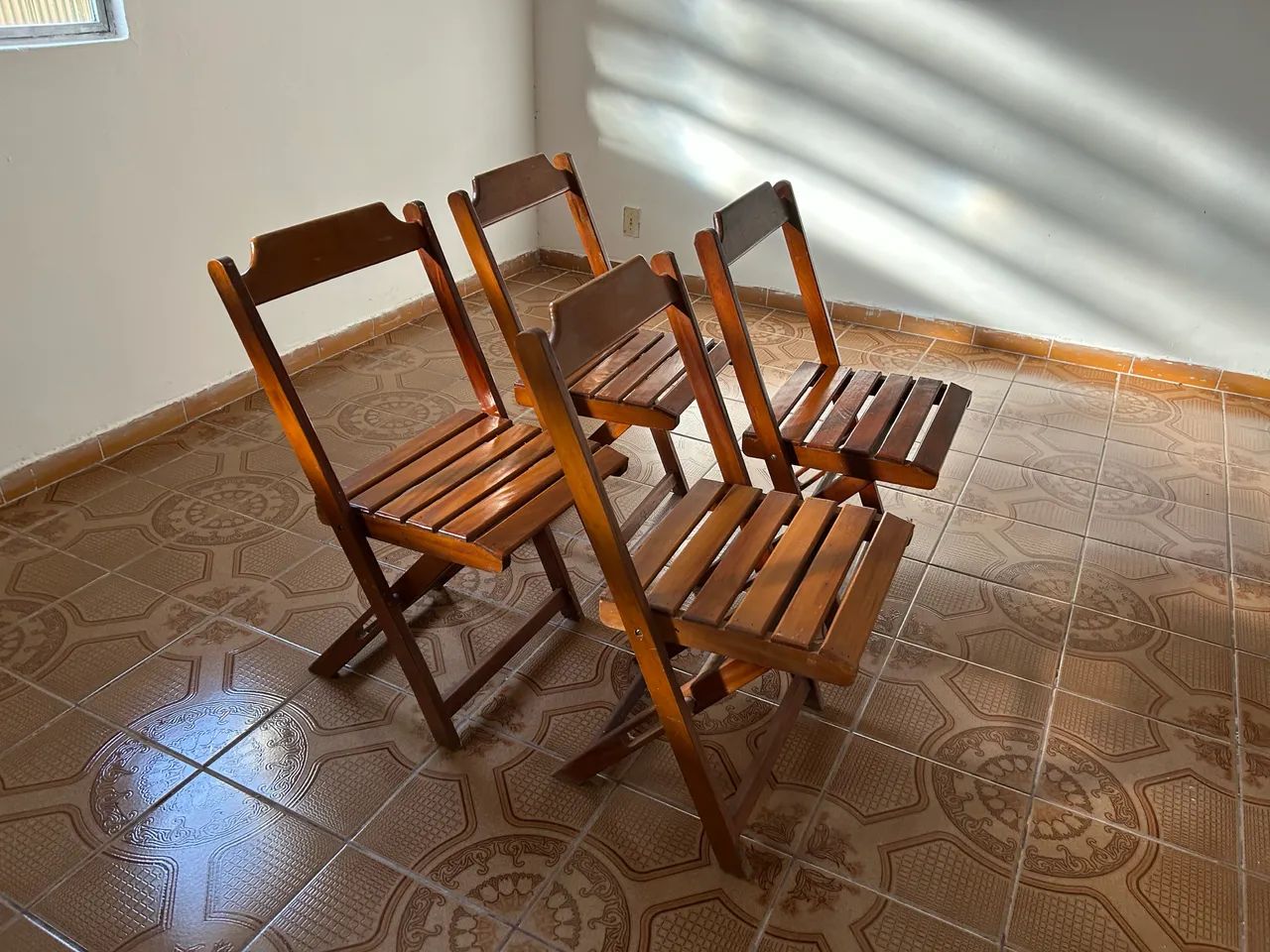 4 cadeiras dobráveis de madeira resistente