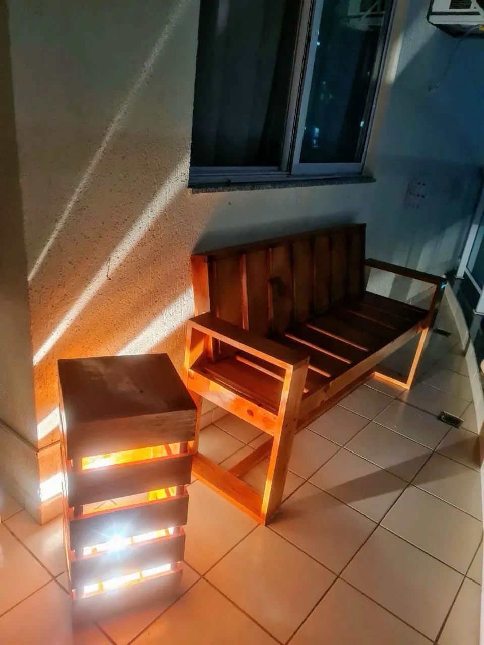 Conjunto Banco + Mesa/Luminária em Madeira Maciça - Foto 2