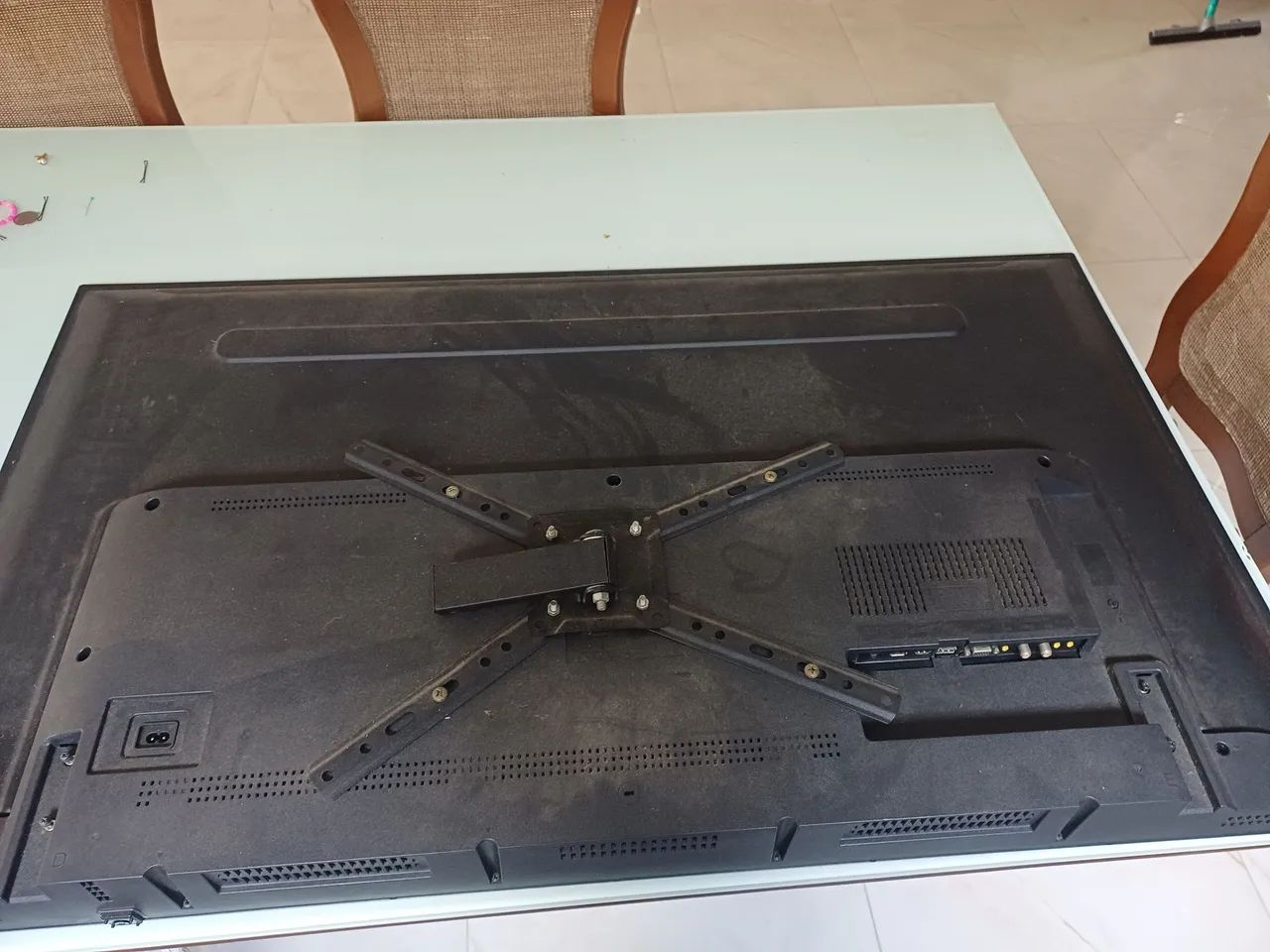 Tv com listras na tela.