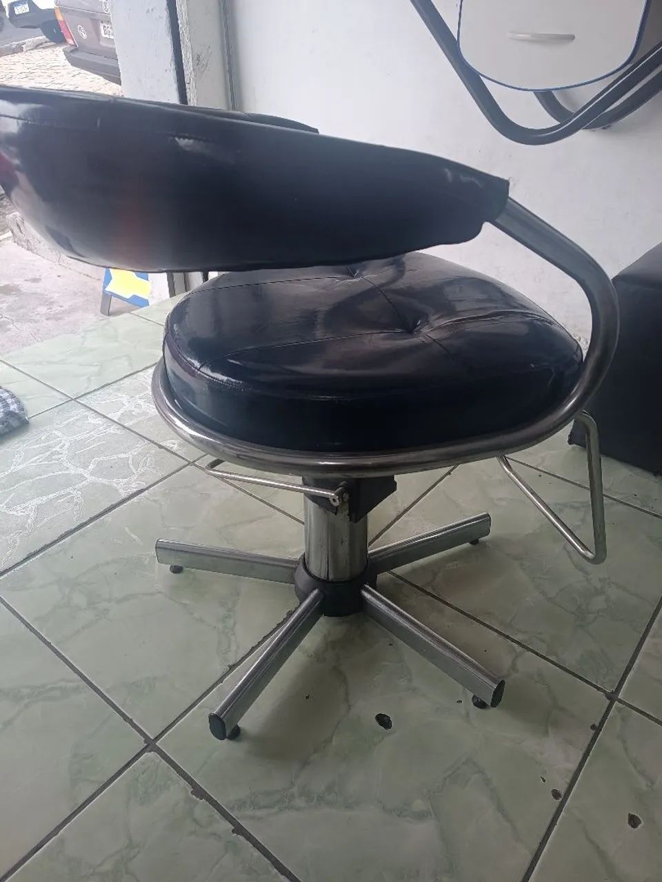 (*) Vende-se cadeira de barbeiro - Foto 2