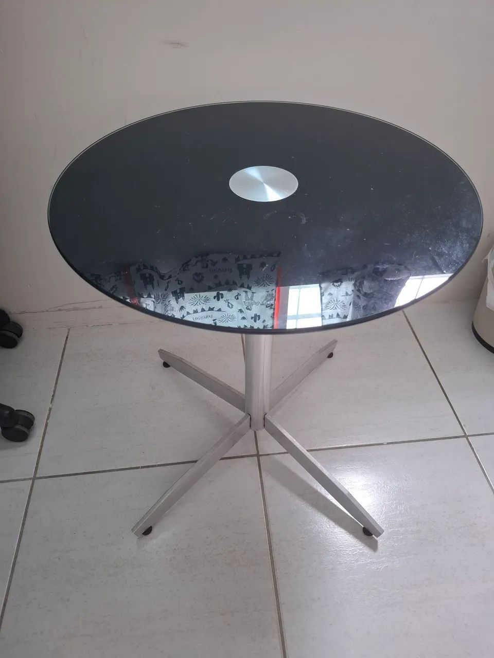 Mesa de apoio  com tampo de vidro 