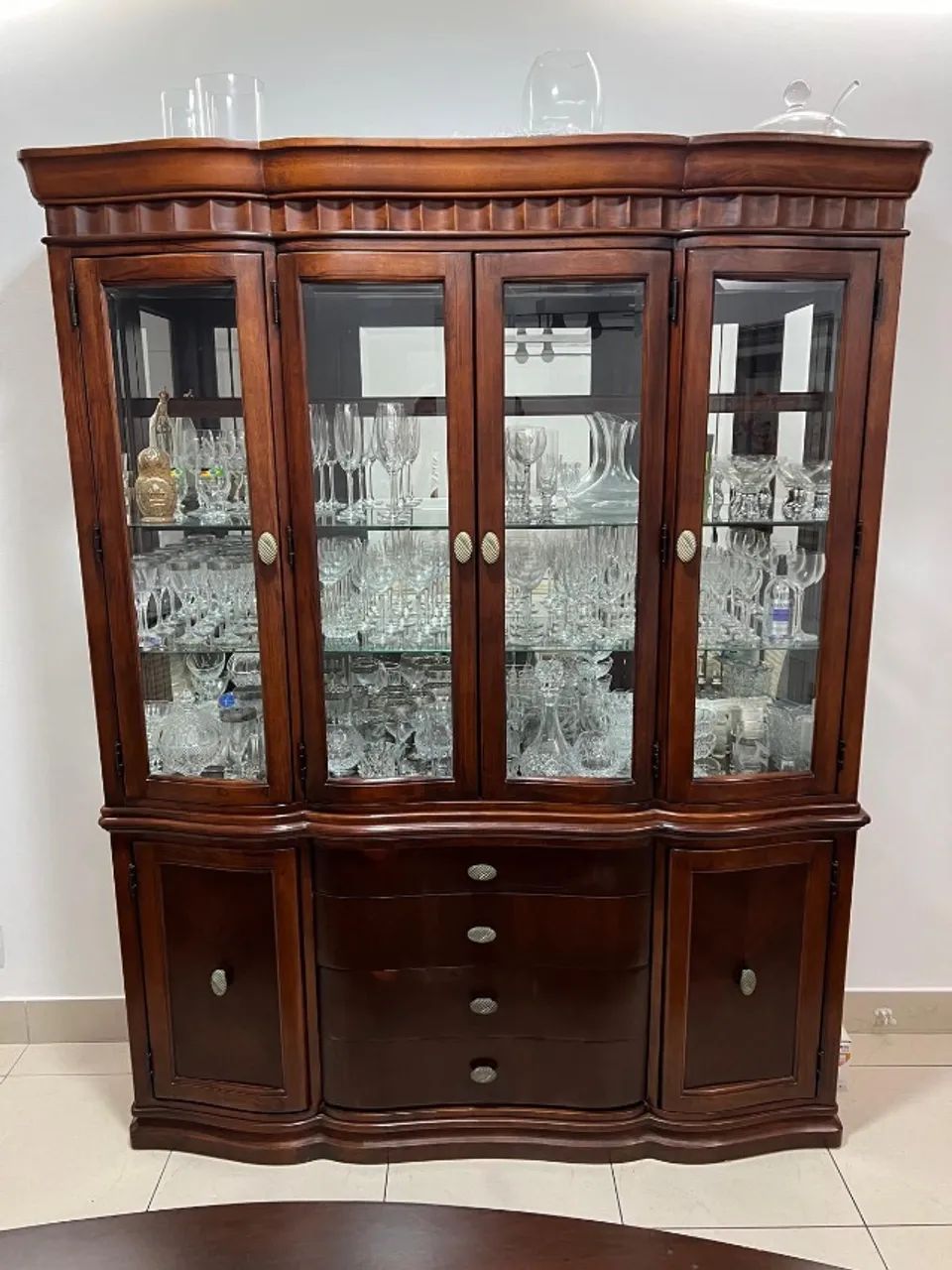 Cristaleira Clássica colonial em madeira maciça.