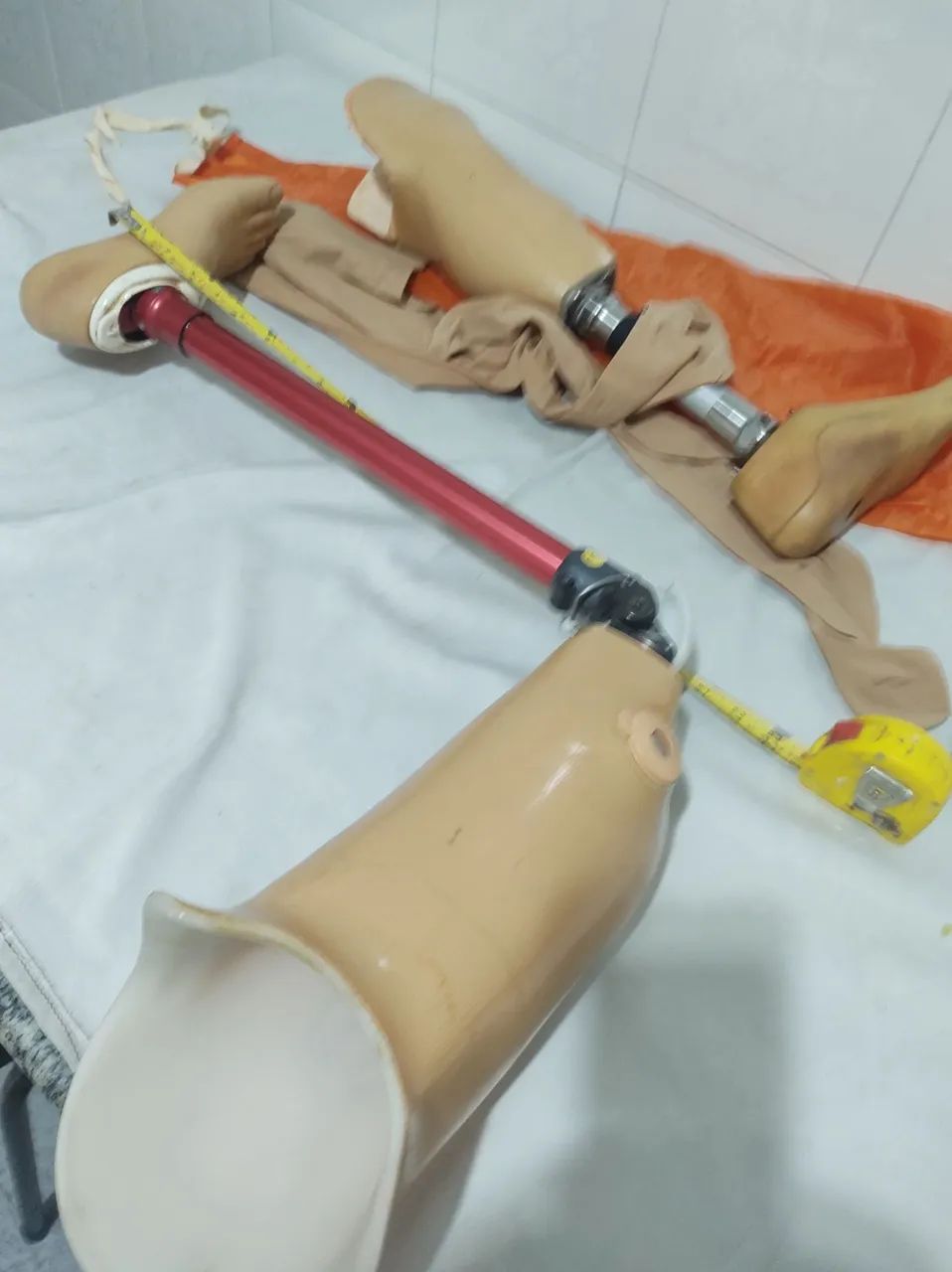 Kit com duas próteses Transtibial E e Transfemural D ( Otto Bock)