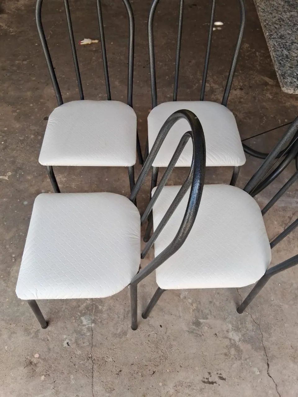 Mesa com 4 cadeiras valor $ 399  reais - Foto 2