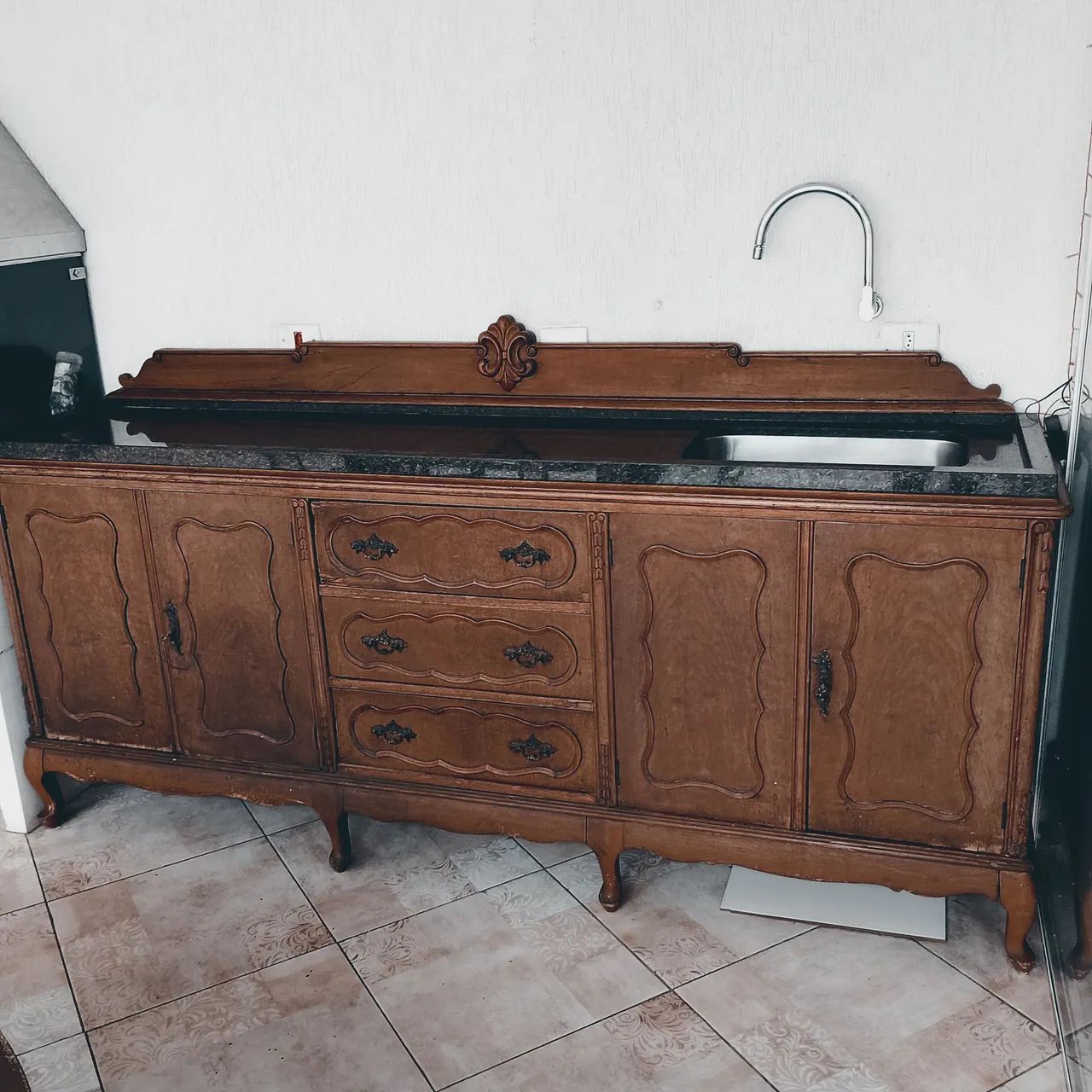 Buffet de madeira maciça, com pia de granito.