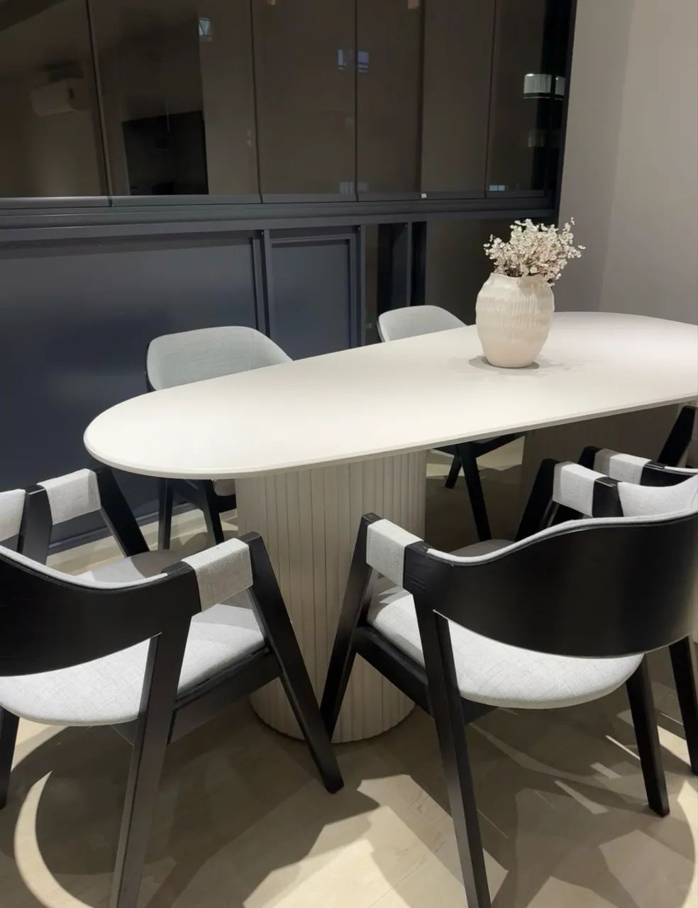 Cadeiras novas elegantes