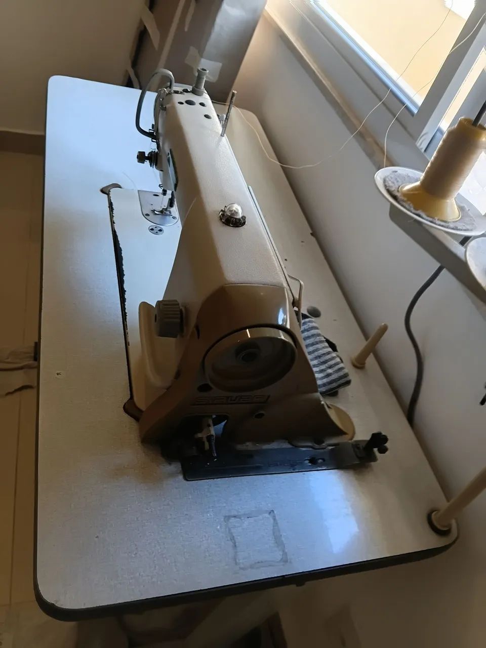 Maquina de costura industrial reta SIRUBA - Foto 2