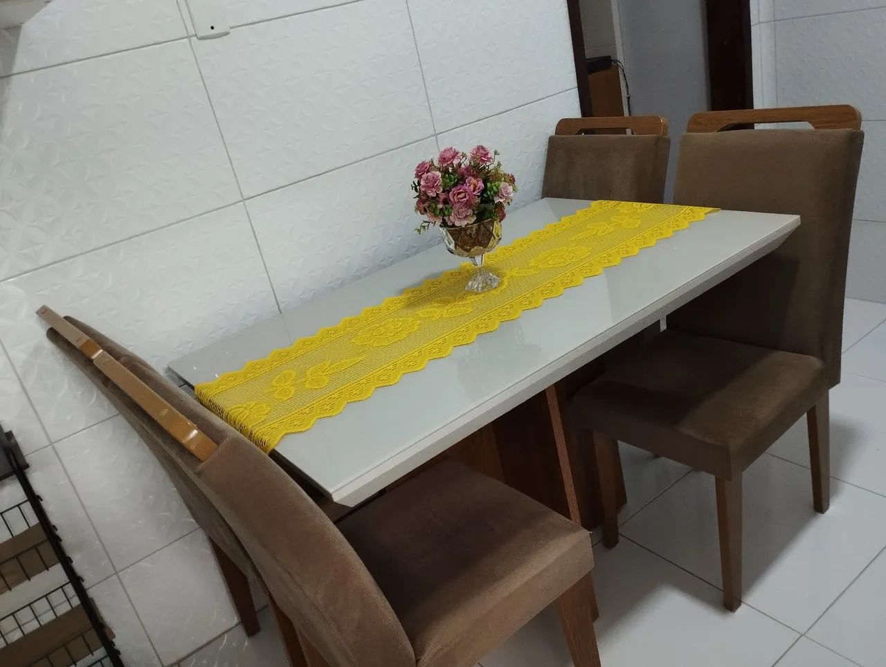 Jogo de mesa com quatro cadeiras acolchoadas  - Foto 3