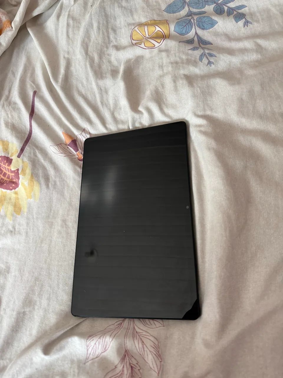 Vende-se tablete novo, com teclado de conexão inteligente.