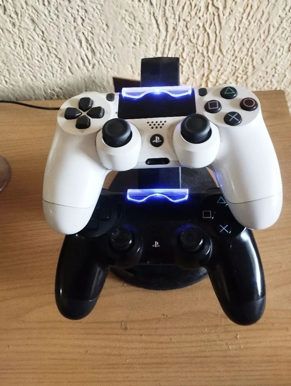 Console com jogos, dois controles com base de carregamento. - Foto 3
