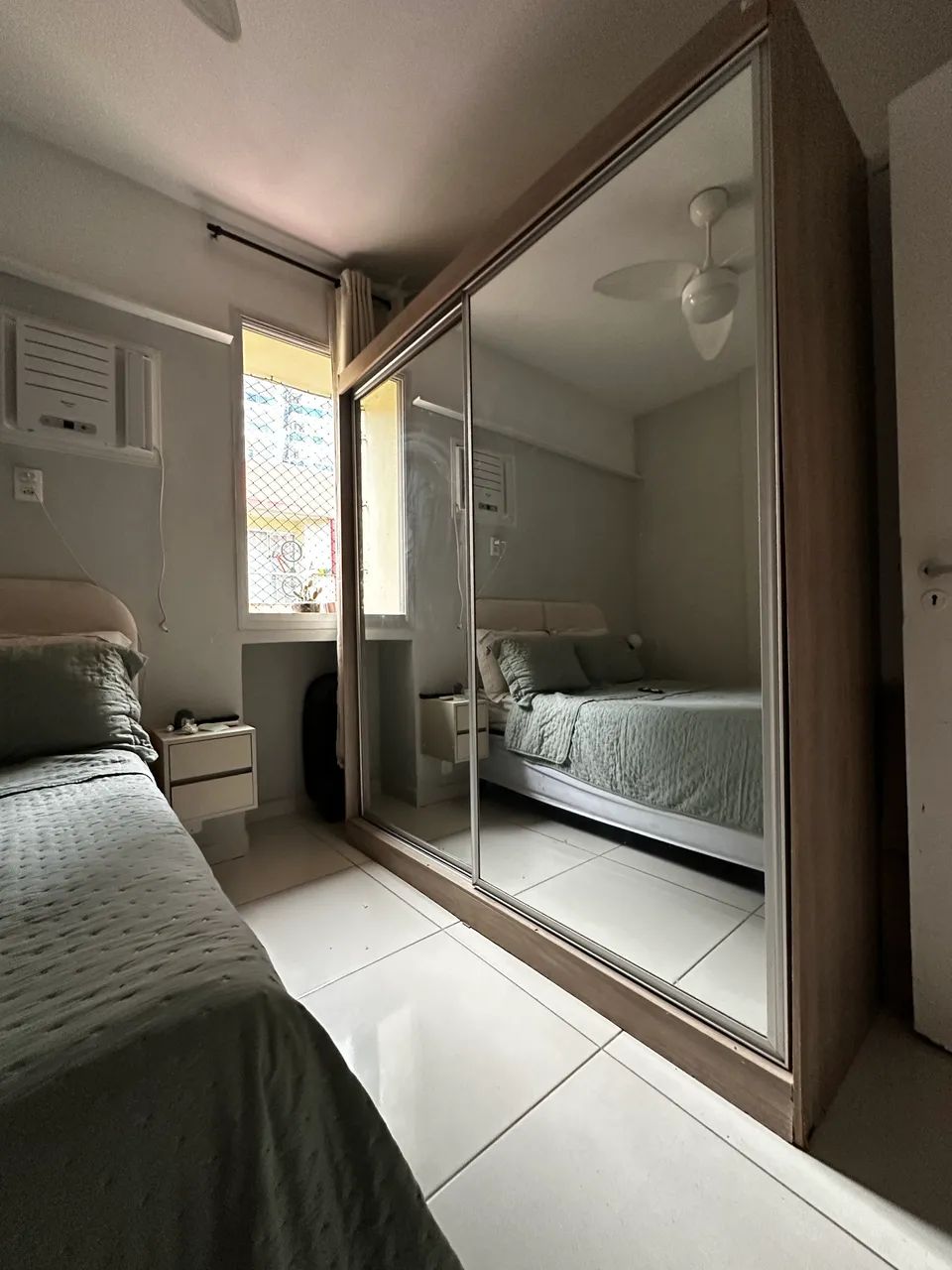 Guarda Roupa com espelho lindo 