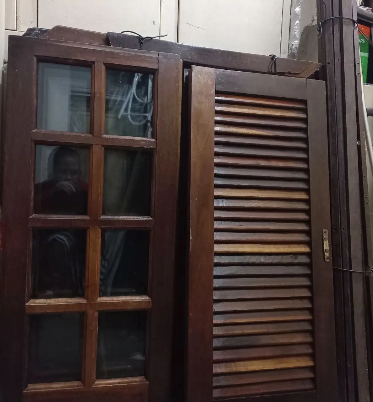 Janelas madeira maciça usada. Vendo do jeito que está 4. janela e duas janelas para banhei - Foto 3