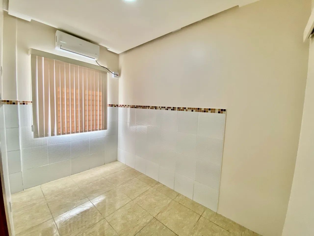 Sala comercial com banheiro interno