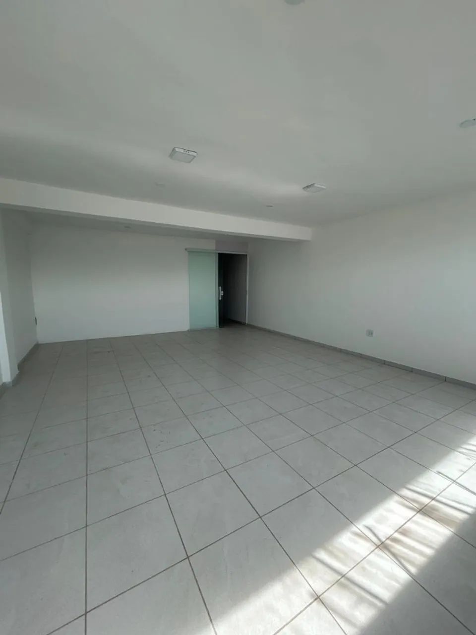 Loja 104 de 250m², 2 banheiro - Oscar Clark