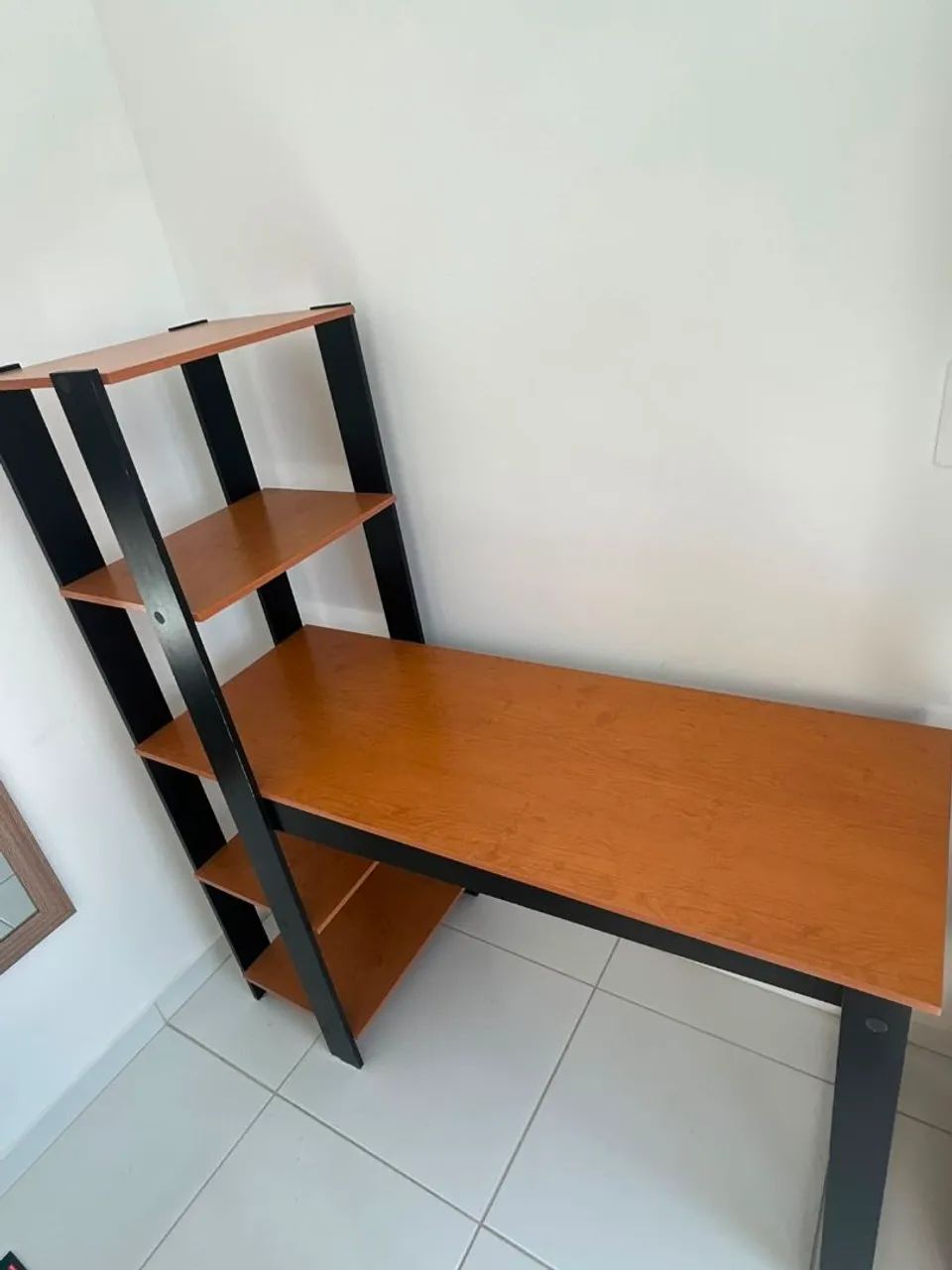 Mesa para estudos - Com divisórias.