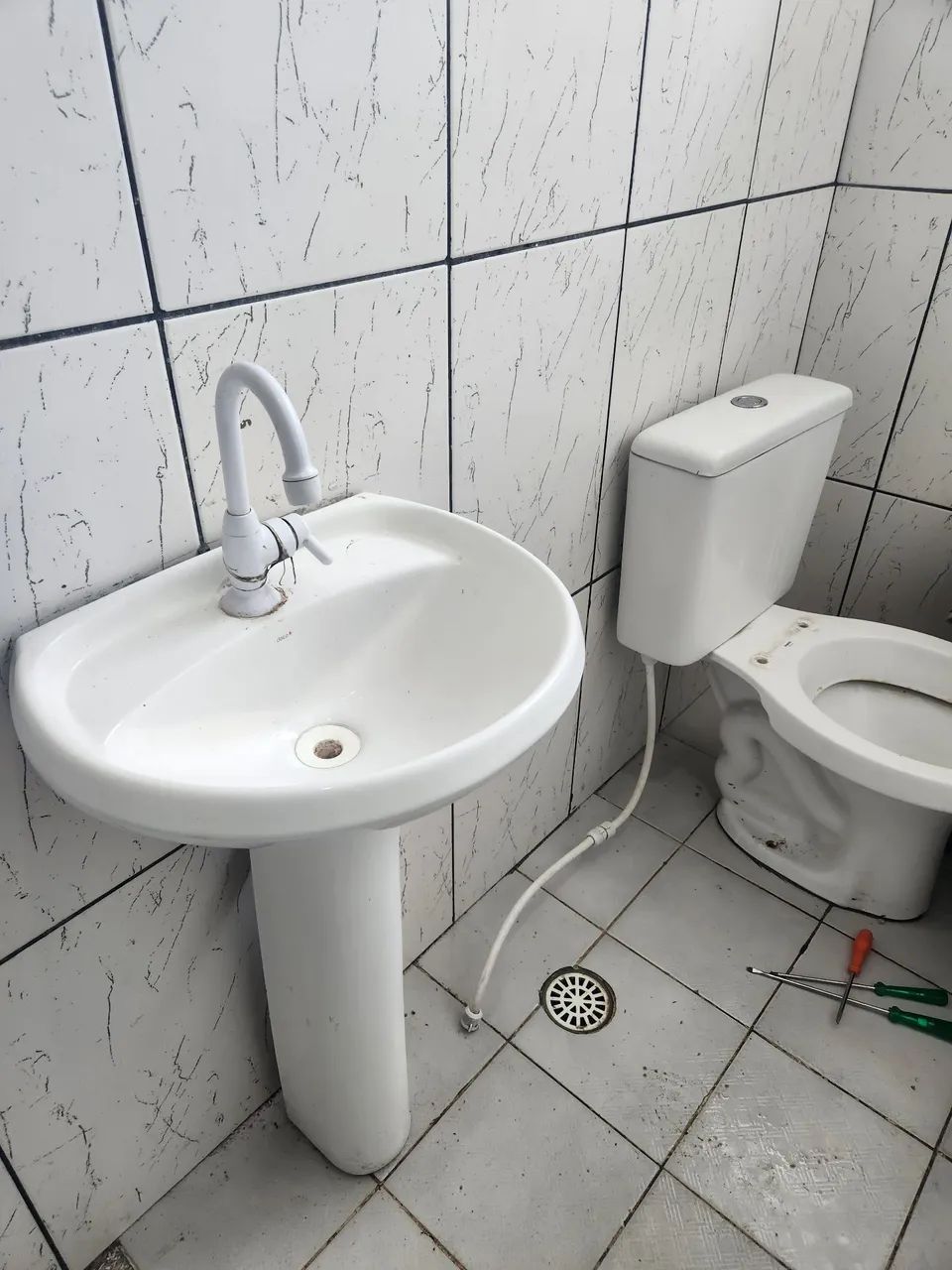 Lavatório com vaso sanitário com caixa acoplada 