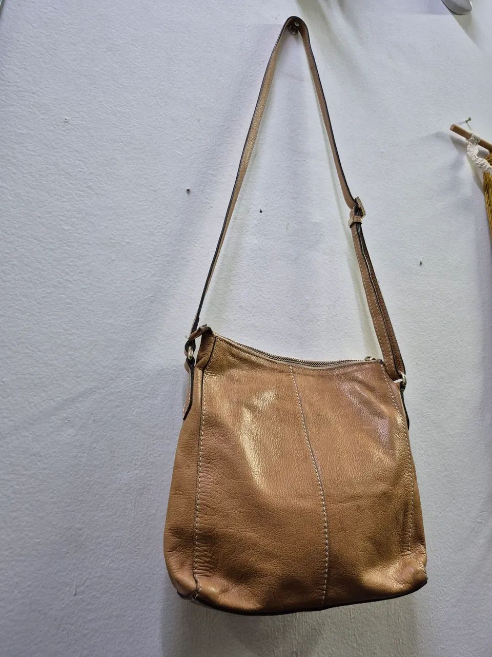 Bolsa tiracolo caramelo da marca Luz da Lua, confeccionada em couro legítimo - Foto 2