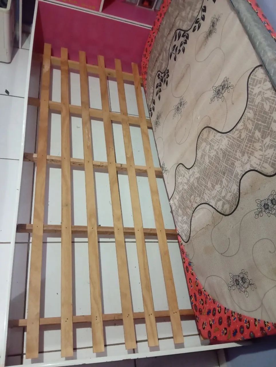 Vendo cama box solteiro e uma infantil. Pra vender logo  - Foto 5