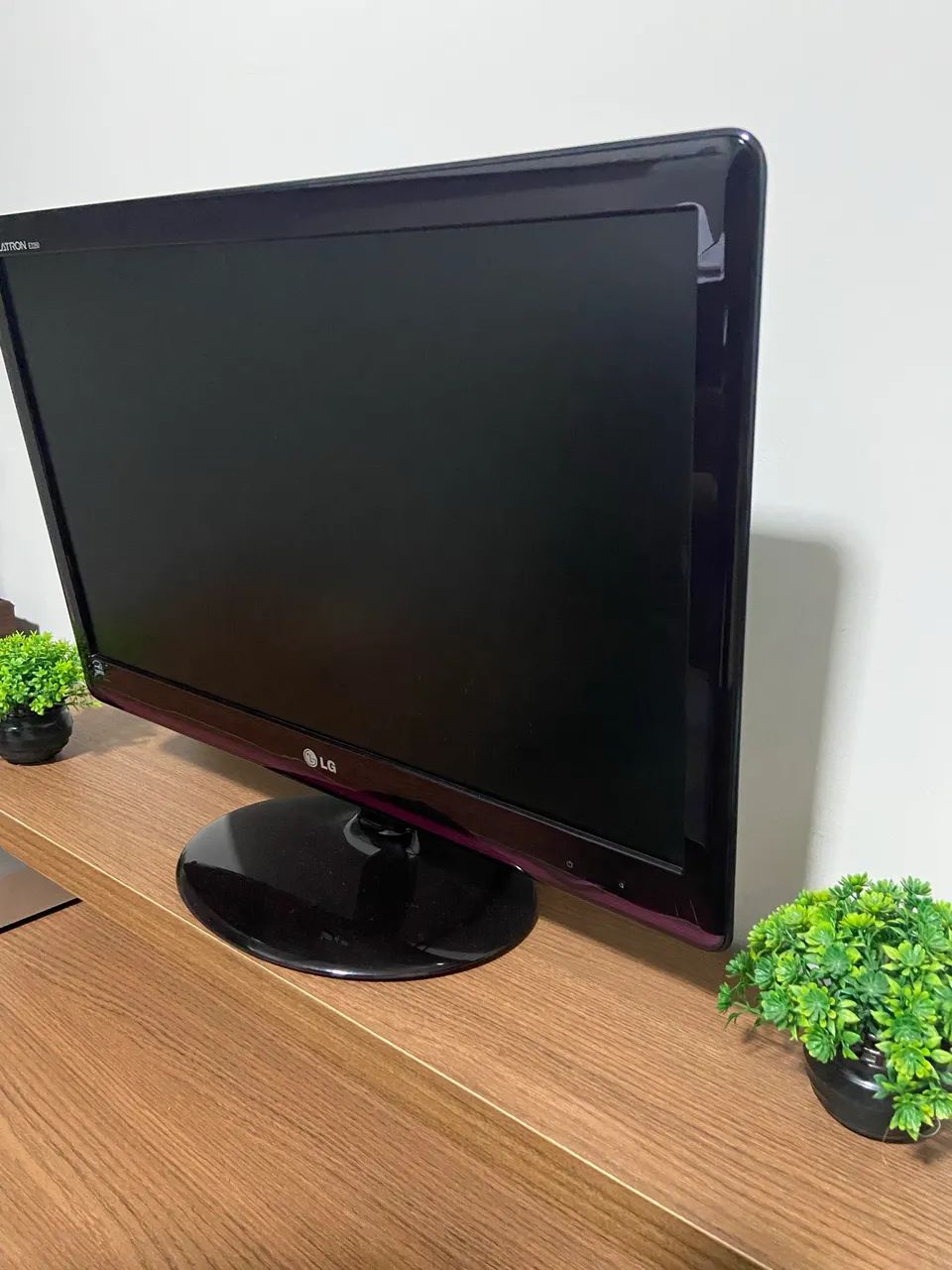 Monitor LG 22 Pol. E2250 HDMI