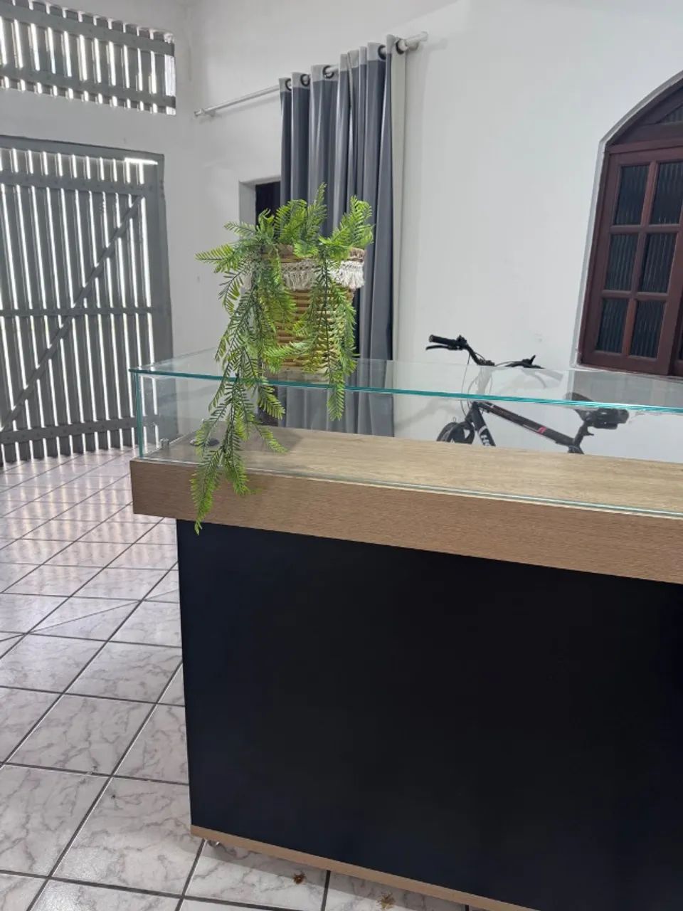 Balcão em MDF com expositor de vidro - Foto 4