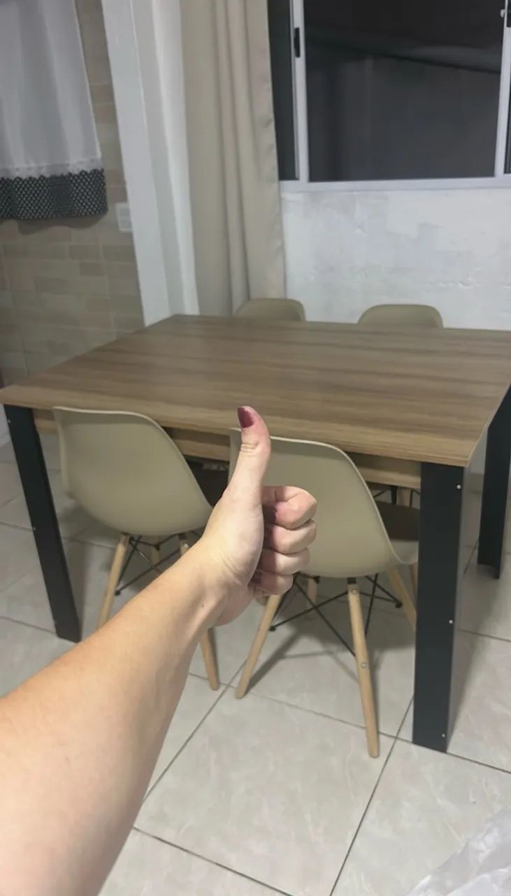 VENDO MESA JANTAR COM 4 CADEIRAS