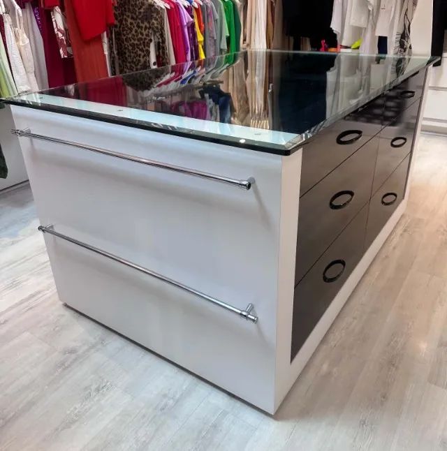 Mesa de centro para loja de confecção