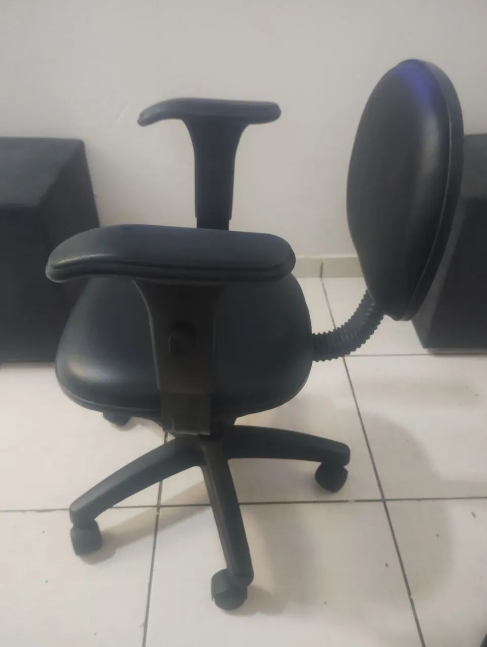 CADEIRA GIRATÓRIA COM BRAÇO 