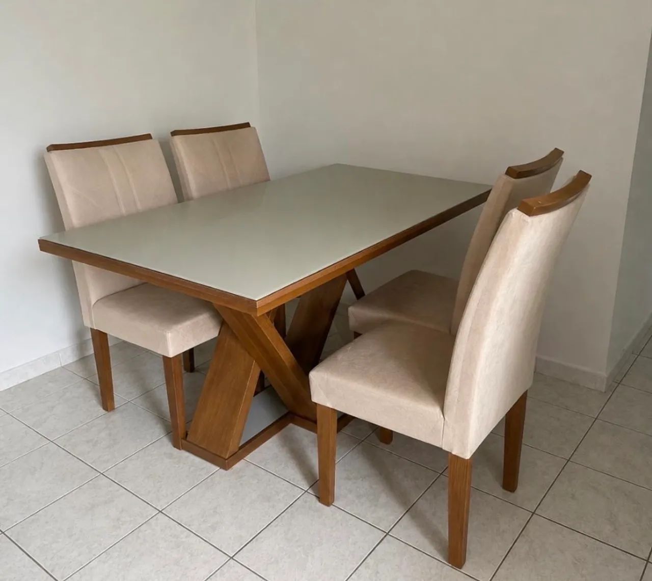 Mesa para sala de jantar com 4 cadeiras 